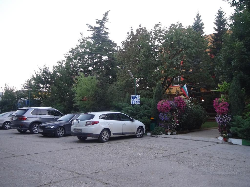 Family Hotel Familya Ruse Exteriör bild