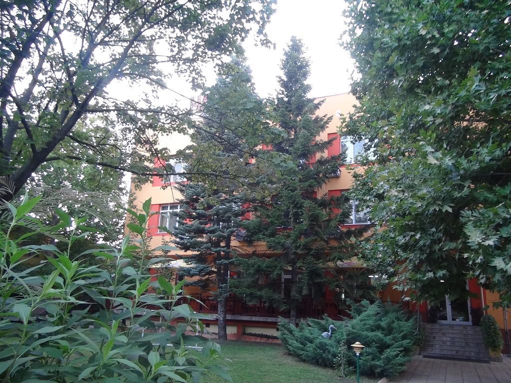 Family Hotel Familya Ruse Exteriör bild