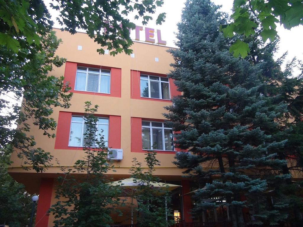 Family Hotel Familya Ruse Exteriör bild